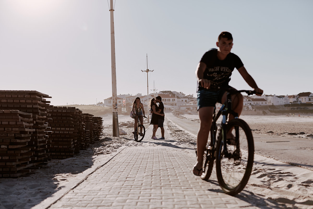 sessao fotografica solteiros documental namoro nuno lima fotografia fotografo um momento na vida portugal praia baleal bicicleta beijo
