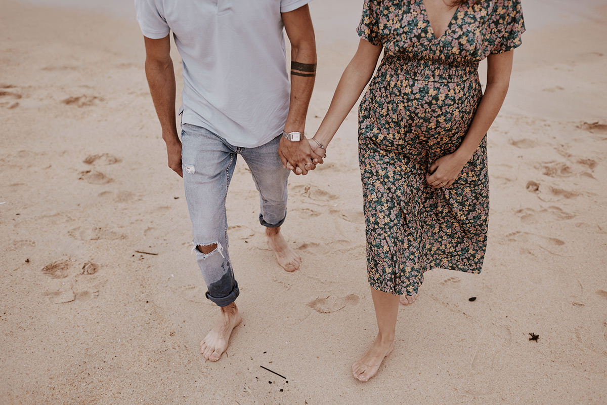 sessao fotografica gravidez documental nuno lima fotografia fotografo familia um dia na vida portugal praia nazare mão dada